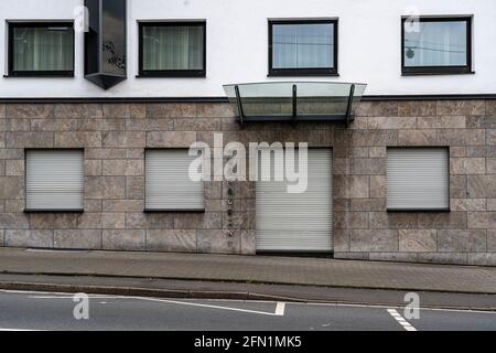 façade eines Restaurants, geschlossene Gastronomie, während der dritten Sperre in der Corona-Krise, Oberhausen, NRW, Deutschland Stockfoto