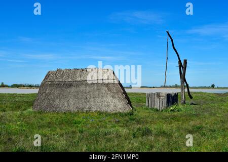 Österreich, Rastplatz mit traditionellem alten Ziehbrunnen und Stroh-Jurte an einem kleinen Steppensee im Neusiedler See-Seewinkel-Nationalpark Teil Eurasiens Stockfoto