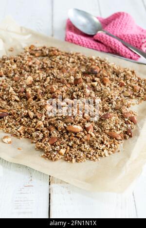 Granola Belag aus gebackenem Hafer, Nüssen und braunem Zucker Stockfoto