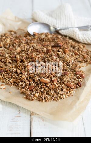 Granola Belag aus gebackenem Hafer, Nüssen und braunem Zucker Stockfoto