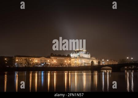 Das historische Nationaltheater in Prag (Národní divadlo) mit den umrundeten Gebäuden, nachts aus Strelecky ostrov aufgenommen - Langzeitbelichtung Stockfoto