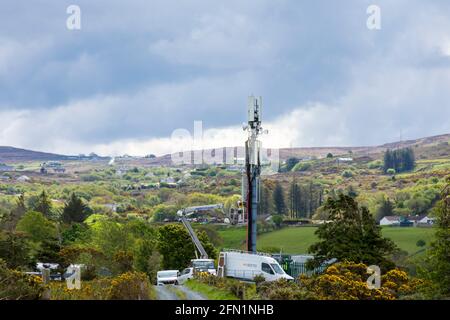 Ardara, County Donegal, Irland. Telekommunikationsingenieure, die für Secto arbeiten, installieren Geräte auf einem Mast. Secto arbeitet derzeit mit den führenden irischen Telekommunikationsunternehmen zusammen, die in Irland umfangreiche FTTH-Netze (Fibre to the Home Broadband) im ländlichen Raum aufbauen. Stockfoto