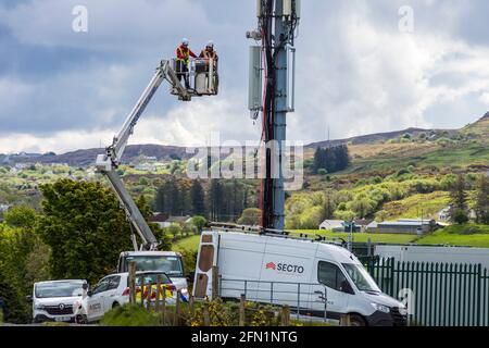 Ardara, County Donegal, Irland. Mai 2021. Telekommunikationsingenieure, die für Secto arbeiten, installieren Geräte auf einem Mast. Secto arbeitet derzeit mit Irlands führenden Telekommunikationsunternehmen zusammen, die umfangreiche FTTH-Netzwerke (Fiber to the Home Broadband) im ländlichen Irland bereitstellen. Stockfoto