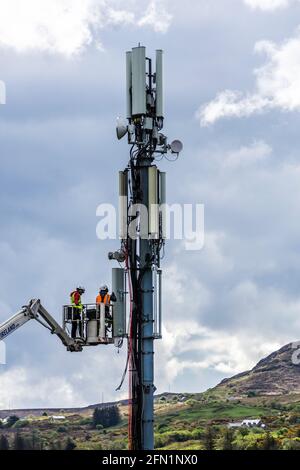 Ardara, County Donegal, Irland. Mai 2021. Telekommunikationsingenieure, die für Secto arbeiten, installieren Geräte auf einem Mast. Secto arbeitet derzeit mit Irlands führenden Telekommunikationsunternehmen zusammen, die umfangreiche FTTH-Netzwerke (Fiber to the Home Broadband) im ländlichen Irland bereitstellen. Stockfoto