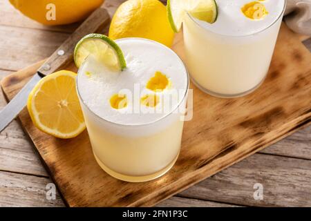 Pisco Sour Cocktail auf Holztisch. Traditioneller peruanischer Cocktail Stockfoto