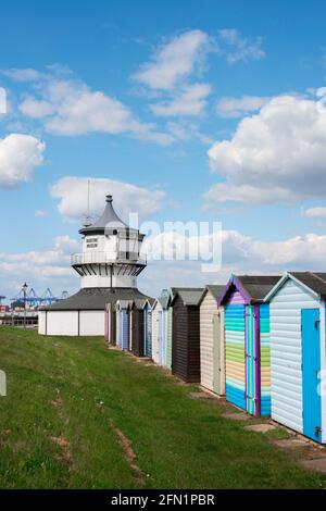 Harwich, Blick auf Strandhütten und das C18th Low Lighthouse Gebäude (jetzt ein maritimes Museum) mit Blick auf Harwich Green, Essex, England, Großbritannien Stockfoto