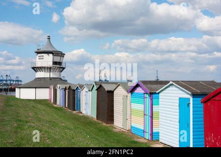 Harwich, Blick auf Strandhütten und das C18th Low Lighthouse Gebäude (jetzt ein maritimes Museum) mit Blick auf Harwich Green, Essex, England, Großbritannien Stockfoto