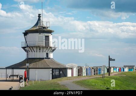 Leuchtturm Harwich, Blick auf das C18th Low Lighthouse Gebäude (jetzt ein maritimes Museum) mit Strandhütten gegenüber Harwich Green, Essex, England, Großbritannien Stockfoto