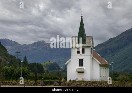 DIRDAL, NORWEGEN - SEPTEMBER 07. Schöne weiße Dirdal-Holzkirche zwischen Bergen in Rogaland Stockfoto