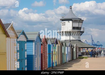 Harwich England, Blick auf das C18th Low Lighthouse Gebäude (jetzt ein maritimes Museum) mit Strandhütten mit Blick auf Harwich Beach, Essex, England, Großbritannien Stockfoto