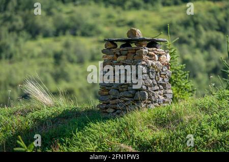 FLO, NORWEGEN - 2020. AUGUST 10. Alte handgemachte Steinkamine auf dem norwegischen traditionellen Haus Stockfoto