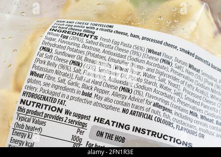 Nahaufnahme der Packung ASDA Schinken und Käse Tortelloni und Zutaten Liste der Inhalte. Für die Lebensmittelernährung Kennzeichnung, Allergiehinweis Warnung. Stockfoto