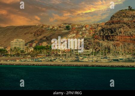 San Sebastian de la Gomera Stadtbild und Hafen mit bewölktem Himmel mit Sonnenuntergang Licht, La Gomera, Kanarische Inseln, Spanien Stockfoto