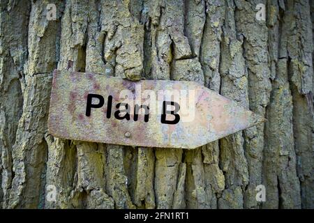 Rostig altes Zeichen auf einem Baum im Wald mit Der Text Plan B Stockfoto