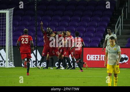 Orlando, Florida, USA, 12. Mai 2021, Torontos FC-Stürmer Jozy Altidore #17 Feiern Sie mit Teamkollegen nach dem Treffer in der zweiten Halbzeit im Exploria Stadium in Orlando, Florida, USA (Foto: Marty Jean-Louis/Alamy Live News Stockfoto