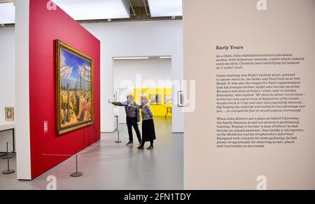 Brighton UK 13. Mai 2021 - Co-Kuratoren Sara Cooper und Andy Friend mit dem berühmten Oppy Wood-Gemälde (Leihgabe des Imperial war Museum ) von John Nash im The Towner Eastbourne, während sie sich darauf vorbereiten, die erste große Ausstellung von John Nash-Werken seit 50 Jahren zu präsentieren, Als Galerien in ganz England nach der Sperre wieder geöffnet werden. Towner Eastbourne präsentiert die umfassendste Werkschau seit über 50 Jahren von John Nash, einem der vielseitigsten und produktivsten Künstler des 20. Jahrhunderts. Quelle: Simon Dack/Alamy Live News Stockfoto