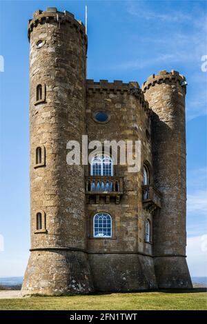 Broadway Tower, eine Torheit aus dem 18. Jahrhundert, steht am zweithöchsten Punkt der Cotswolds. Stockfoto