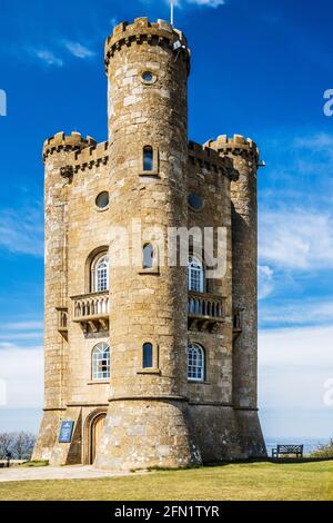 Broadway Tower, eine Torheit aus dem 18. Jahrhundert, steht am zweithöchsten Punkt der Cotswolds. Stockfoto