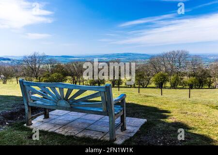 Blick vom Broadway Tower über die Stadt Broadway in Worcestershire, das Velle of Evesham und die Mendips vom Cotswold Way Fernwanderweg. Stockfoto