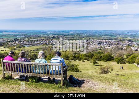 Vier Spaziergänger genießen den Blick über die Stadt Broadway in Worcestershire und das Valle of Evesham vom Cotswold Way-Fernwanderweg aus. Stockfoto