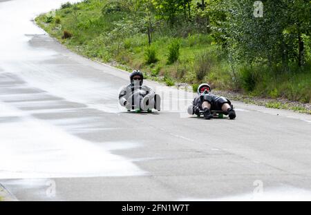 Auf der Redbridge Cycle Racing-Strecke, die auf einem Skateboard abwärts geht, das in Großbritannien als Buckboarding bekannt ist Stockfoto