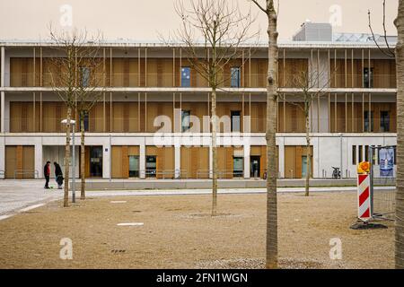 Zwei Männer sprechen auf einem Platz im neu erbauten Wohnviertel Domagkpark in München, Stadtteil Schwabing-Freimann. Stockfoto