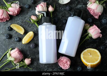 Natürliche Duschgels und Zutaten auf schwarzem rauchigen Hintergrund Stockfoto