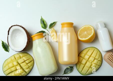 Badekosmetik und Inhaltsstoffe auf weißem Hintergrund Stockfoto