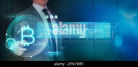 Geschäftsmann und Infografiken über Bitcoin auf einem virtuellen Panel. 3D-Rendering Stockfoto