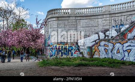 Graffiti-überdachte Treppen, die von der Bornholmer straße zur Kirschbaumallee im Norwegerstrassee, Prenzlauer Berg Berlin, führen Stockfoto