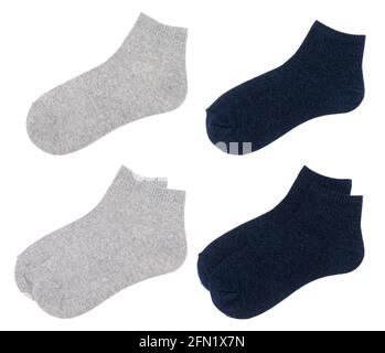 Graue und blaue flache Socken aus Baumwollmischgewebe mit niedrigem Schnitt, isoliert Auf weißem Hintergrund Stockfoto