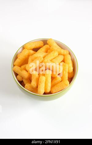 Käse aromatisiert gepuffter Mais Snacks in eine Schüssel geben. Stockfoto