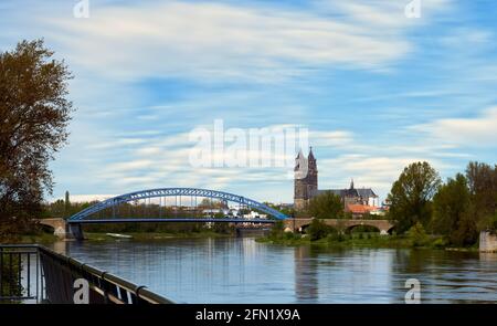 Blick über die Elbe in Magdeburg auf die blaue Sternbrücke und den Dom der Großstadt im Osten Deutschlands. Stockfoto