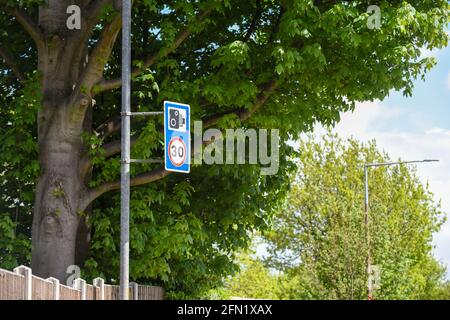 30 mph Geschwindigkeitsbegrenzung Warnung vor Verkehrskamera in der Stadt Straße Stockfoto