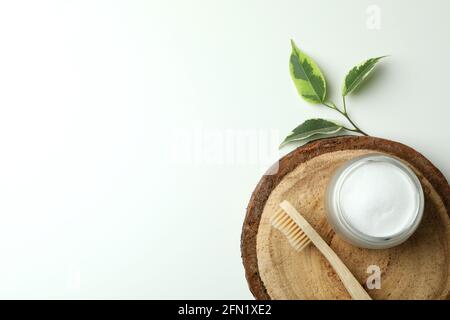 Brett mit umweltfreundlicher Zahnbürste und Zahnpulver auf weiß Hintergrund Stockfoto