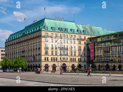 Das Hotel Adlon Kempinski. Luxuriöses 5-Sterne-Hotel, unter den Linden 77, Mitte, Berlin, Deutschland. Außenansicht, Fassade Stockfoto