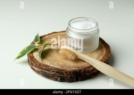 Brett mit umweltfreundlicher Zahnbürste und Zahnpulver auf weiß Hintergrund Stockfoto