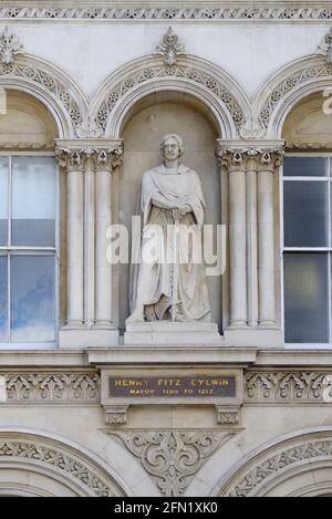London, England, Großbritannien. Statue mit Blick auf Holborn Viadukt: Henry FitzEylwin / FitzAylwin (erster Bürgermeister von London: 1189-1212) Stockfoto
