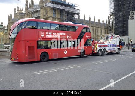 London, England, Großbritannien. Zerbrochener Doppeldeckerbus wird auf der Westminster Bridge abgeschleppt Stockfoto