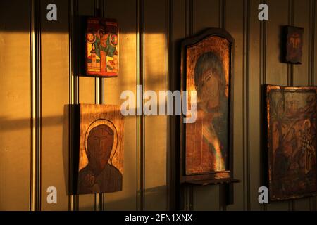 Alte hölzerne christlich-orthodoxe Ikonen, die in einem Haus ausgestellt sind Stockfoto