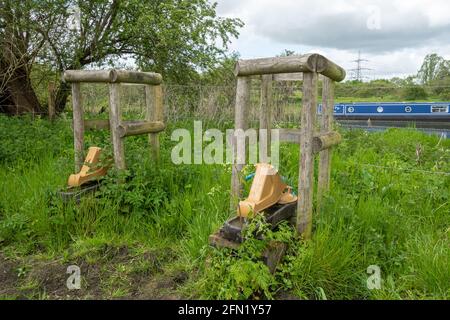 AQUAMAT automatische Trinkwasserwanne und Pumpe für Vieh in der Nähe eines Flusses. Diese helfen, die Erosion des Flussufers durch Tiere zu verhindern. Stockfoto