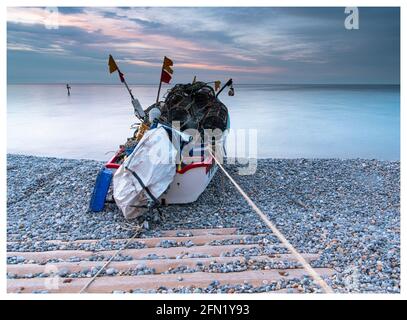 Kleines Fischerboot Sheringham Stockfoto