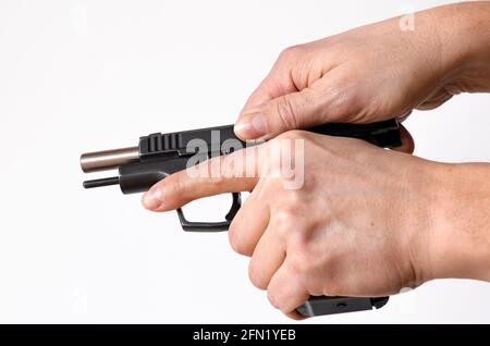 Pistole oder Auto-Loader kurze Pistole in der Hand des Weibchens Vorbereitung oder Selbstladung Aufforderung zur Verwendung Stockfoto