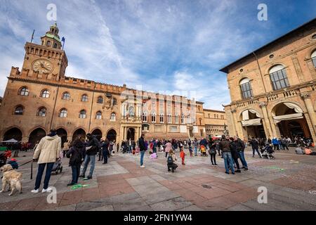 Bologna. Piazza Maggiore, Podesta Palast und Accursio Palast mit Accursi Uhrenturm (Rathaus von Bologna, XIII Jahrhundert). Emilia-Romagna, Italien, Eu. Stockfoto