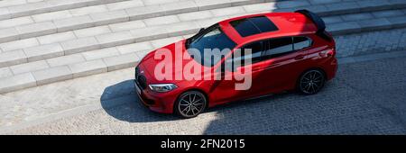 Roter BMW M135i vor dem NOSPR-Konzertsaal. Draufsicht. Modell F40, Baujahr 2019. 306 PS Motor, Beschleunigung 0-100 km-h - 4.8 s Katowice, Po Stockfoto