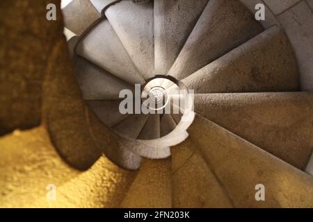Unterseite eines spiralförmigen Treppenhauses in einem Turm Stockfoto