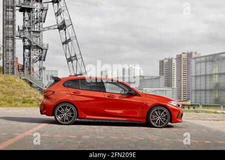 Roter BMW M135i vor dem Schlesischen Museum. Modell F40, Baujahr 2019. 306 PS Motor, Beschleunigung 0-100 km-h - 4.8 s Katowice, Polen, 09.16.2 Stockfoto