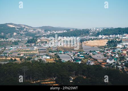 Panoramalandschaft, Dalat, Langbian Plateau, Vietnam Central Highland Region. Gemüsefelder, viele Häuser, Architektur, Ackerland, Gewächshäuser Stockfoto