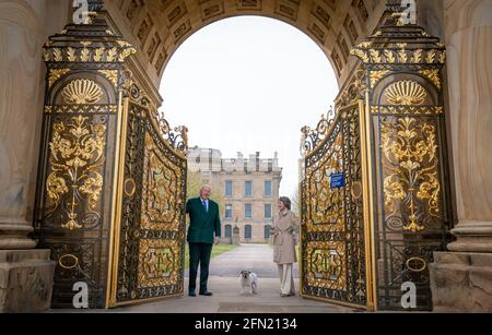 Der Herzog und die Herzogin von Devonshire öffnen die Tore zum Chatsworth House in Bakewell, Derbyshire. Das Herrenhaus bereitet sich darauf vor, nach der weiteren Lockerung der Sperrbeschränkungen am Dienstag, dem 18. Mai, die Öffentlichkeit wieder zu öffnen. Bilddatum: Donnerstag, 13. Mai 2021. Stockfoto