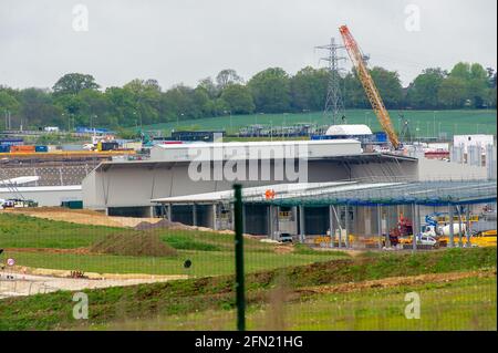 West Hyde, Hertfordshire, Großbritannien. Mai 2021. HS2 hat heute die Markteinführung der ersten von 10 HS2 Tunnelbohrmaschinen (TBM) in Florenz auf ihrem South Portal bekannt gegeben. Florenz wird 10 Meilen Tunnel unter den Chilterns graben. Die Tunnel werden unterirdisch durch die Chilterns unterhalb der M25 für die neue HS2-Hochgeschwindigkeitsstrecke von London nach Birmingham durchtrennt. Die Umweltorganisationen sind sehr besorgt über die Auswirkungen, die der Tunnelbau auf den Kalkwasserleiter haben wird, und riskieren, dass die Londoner Wasserversorgung dadurch angeblich kontaminiert sein könnte. Quelle: Maureen McLean/Alamy Live News Stockfoto